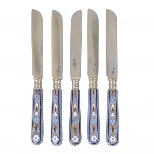 FIVE RUSSIAN BUTTER KNIVES IN SILVER, EARLY 20TH CENTURY.