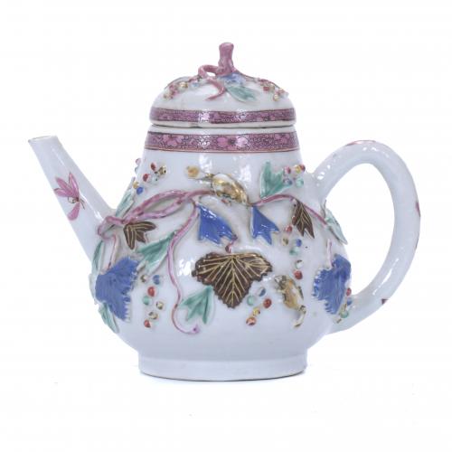 CHINESE SCHOOL, QIANLONG PERIOD, 18TH CENTURY. ROSE FAMILY PORCELAIN TEAPOT.