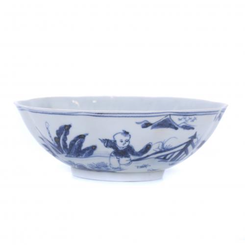 20TH CENTURY CHINESE SCHOOL. BLUE AND WHITE PORCELAIN BOWL.