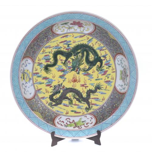 20TH CENTURY CHINESE SCHOOL. LARGE GREEN FAMILY PORCELAIN DISH.