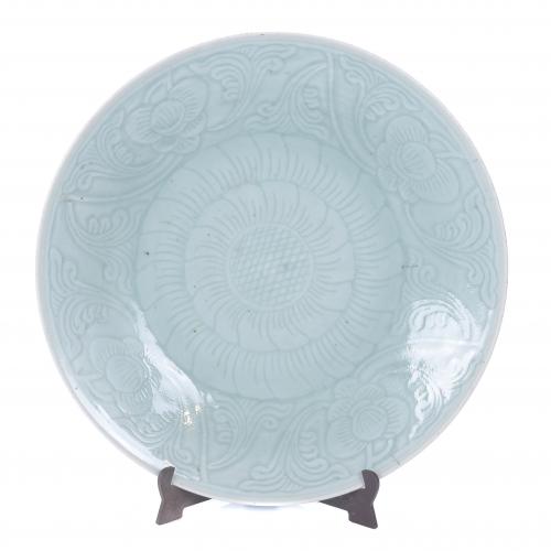 19TH CENTURY CHINESE SCHOOL. LARGE CELADON PORCELAIN DISH AFTER MING DYNASTY MODELS.