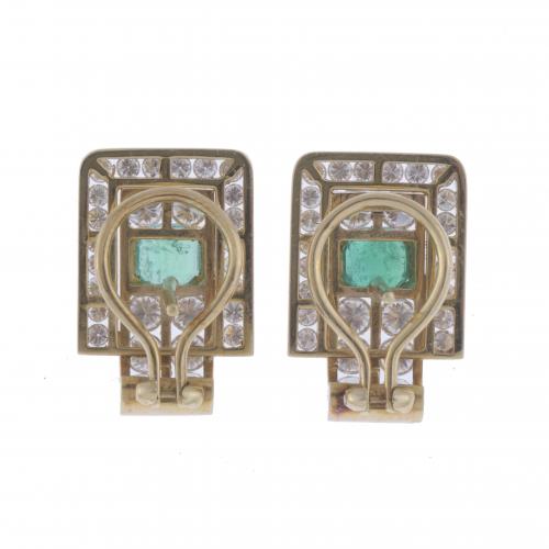 EARRINGS WITH EMERALD AND DIAMONDS.