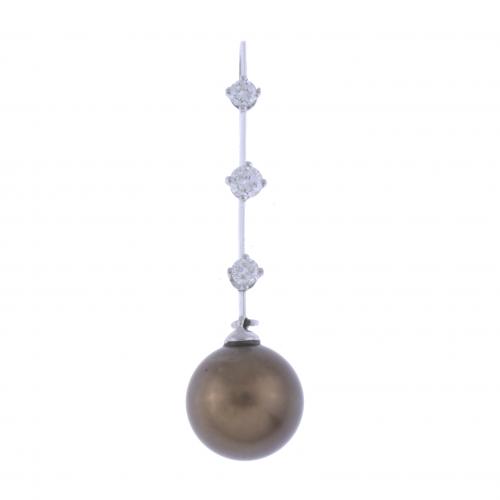 PENDANT WITH DIAMONDS AND GOLD PEARL.