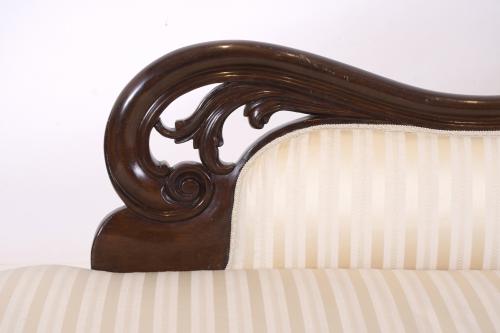 VICTORIAN STYLE CHAISE LONGUE, 20TH CENTURY.