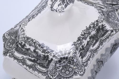 LA CARTUJA DE SEVILLA. TUREEN AND PLATTER, 20TH CENTURY.