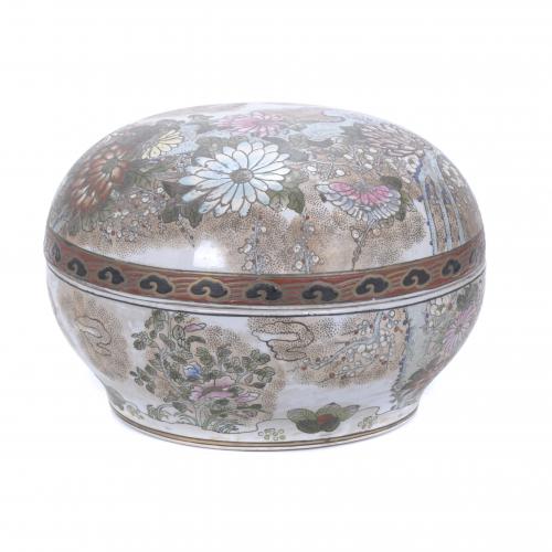 19TH CENTURY JAPANESE SCHOOL. LARGE SATSUMA PORCELAIN BOX.