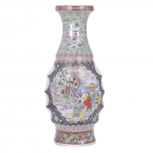 20TH CENTURY CHINESE SCHOOL. ROSE FAMILY PORCELAIN VASE.