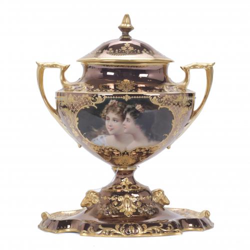 AUSTRIAN PORCELAIN CENTREPIECE, 20TH CENTURY.