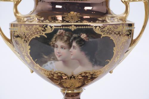 AUSTRIAN PORCELAIN CENTREPIECE, 20TH CENTURY.