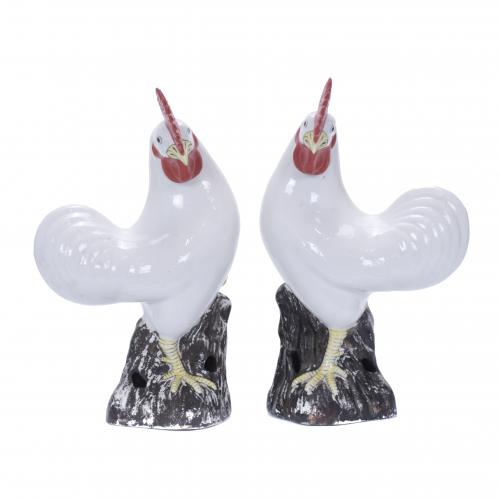 PAIR OF PORCELAIN HENS, 20TH CENTURY.