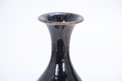 20TH CENTURY CHINESE SCHOOL. VASE.