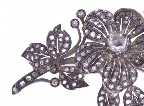 LARGE FLORAL BROOCH IN TEMBLADERA, LATE 19TH CENTURY.