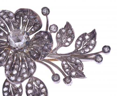 LARGE FLORAL BROOCH IN TEMBLADERA, LATE 19TH CENTURY.