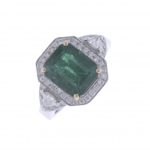 EMERALD AND DIAMONDS RING.