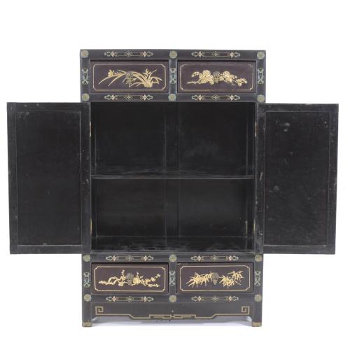 EARLY 20TH CENTURY CHINESE SCHOOL. LOW CABINET.