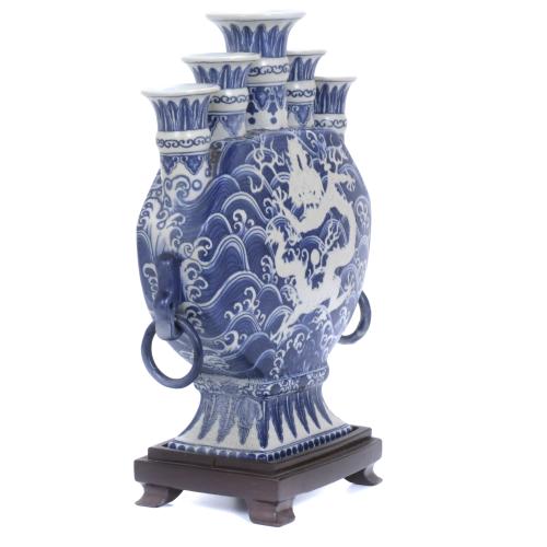 20TH CENTURY CHINESE SCHOOL. TULIP VASE AFTER DELFT MODELS.