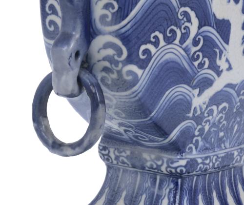 20TH CENTURY CHINESE SCHOOL. TULIP VASE AFTER DELFT MODELS.