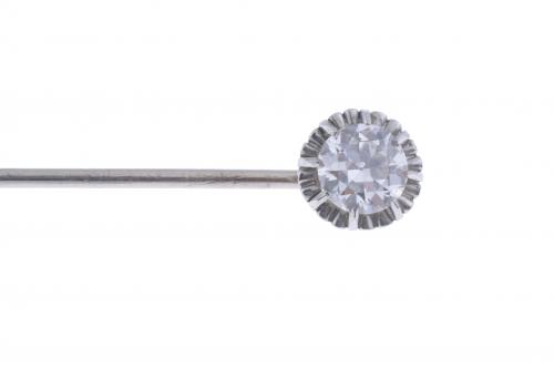 NEEDLE WITH DIAMOND SOLITAIRE.