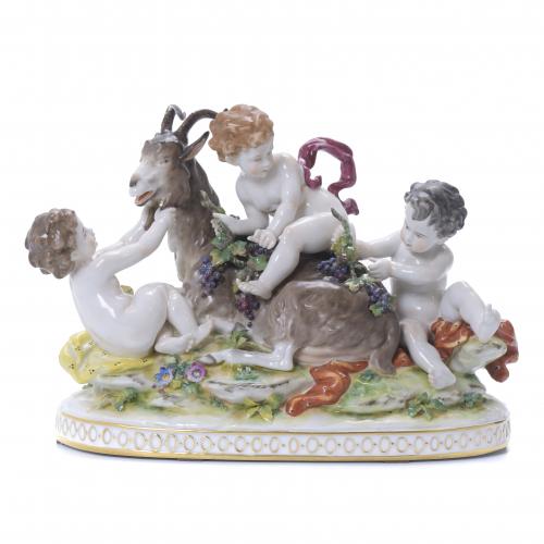 AFTER CAPODIMONTE MODELS. FIGURAL GROUP WITH CHILDREN PLAYING WITH A GOAT, 20TH CENTURY.