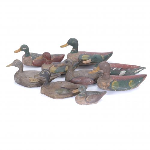 SET OF NINE DUCK-SHAPED HUNTING DECOYS, FIRST HALF OF THE 20TH CENTURY.