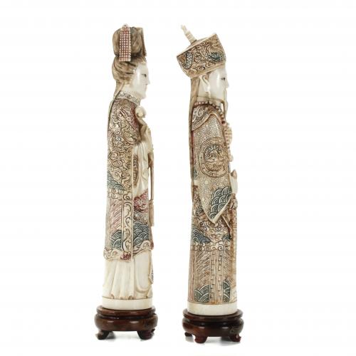 CHINESE SCHOOL, FIRST HALF 20TH CENTURY. PAIR OF IVORY COUR