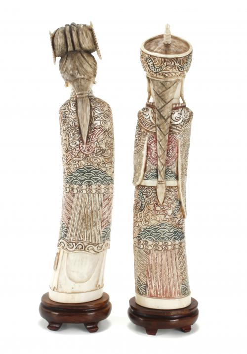 CHINESE SCHOOL, FIRST HALF 20TH CENTURY. PAIR OF IVORY COUR