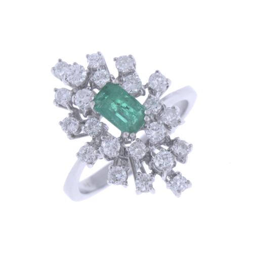 DIAMONDS AND EMERALD CLUSTER RING.