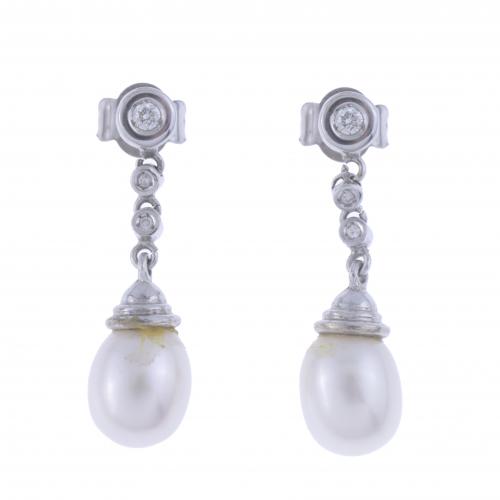 EARRINGS WITH DIAMONDS AND PEARL.