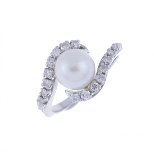 TOUS. RING WITH DIAMONDS AND PEARL.