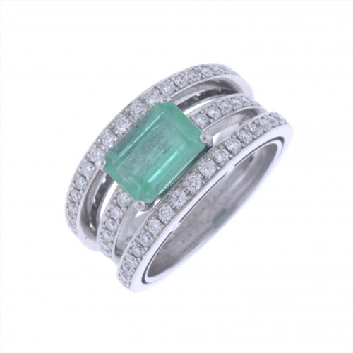 RING WITH CENTRAL EMERALD AND DIAMONDS.