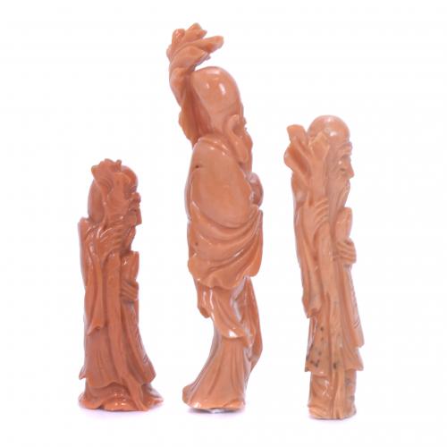 20TH CENTURY CHINESE SCHOOL. THREE SMALL FIGURES IN CORAL.