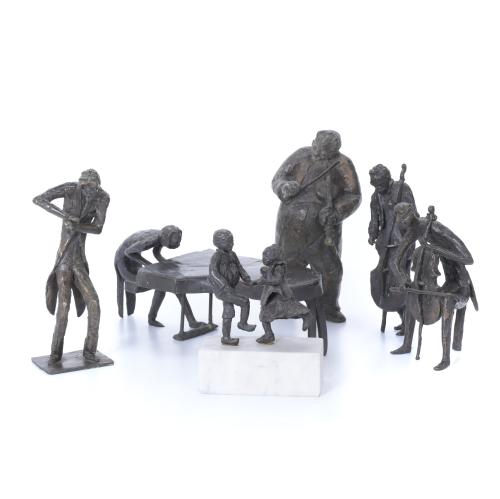 20TH CENTURY, GERMAN SCHOOL.  FOUR MUSICIANS WITH CONDUCTOR AND A COUPLE OF CHILDREN DANCING, IN BRONZE.