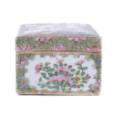 Caja china en porcelana Cantón Familia Rosa, siglo XX. 