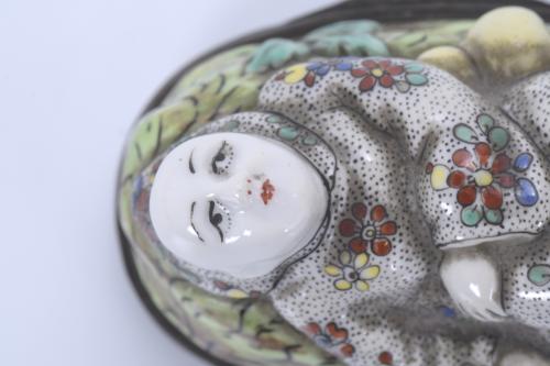 SMALL CHINESE PORCELAIN BOX, 20TH CENTURY.