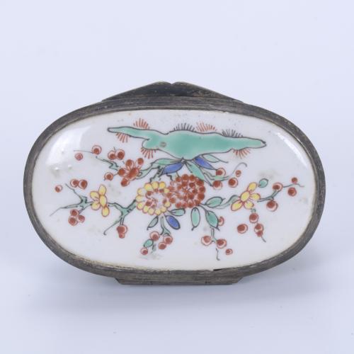 SMALL CHINESE PORCELAIN BOX, 20TH CENTURY.