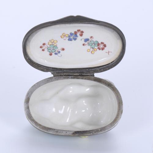 SMALL CHINESE PORCELAIN BOX, 20TH CENTURY.