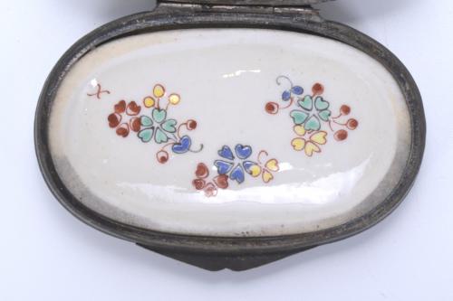 SMALL CHINESE PORCELAIN BOX, 20TH CENTURY.