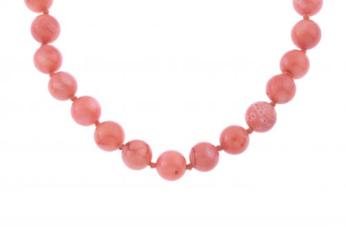 EXTRA LONG CORAL BEADS NECKLACE.