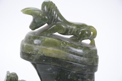 ESCUELA CHINA, SIGLO XX. FIGURA DE DRAGÓN EN JADE.