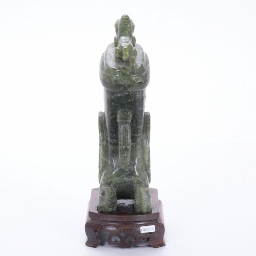 ESCUELA CHINA, SIGLO XX. FIGURA DE DRAGÓN EN JADE.