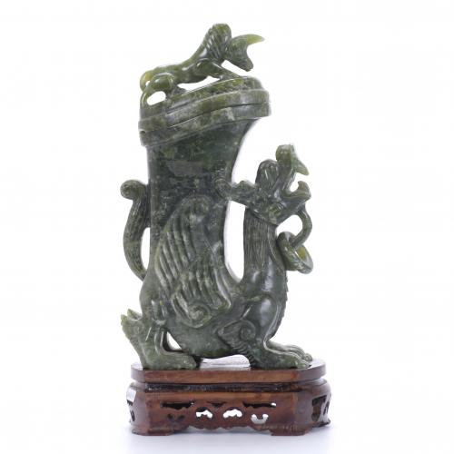 ESCUELA CHINA, SIGLO XX. FIGURA DE DRAGÓN EN JADE.