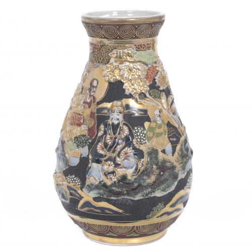 20TH CENTURY, JAPANESE SCHOOL. SATSUMA PORCELAIN VASE.