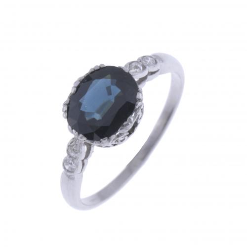 RING WITH SAPPHIRE.