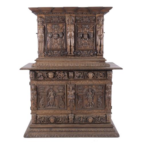 AFTER ITALIAN RENAISSANCE MODELS. LARGE FLORENTINE CABINET WITH CARVED DECORATION, EARLY 20TH CENTURY.