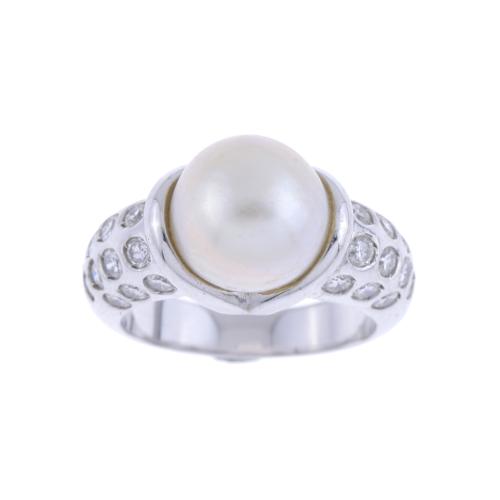 PEARL AND DIAMONDS RING.