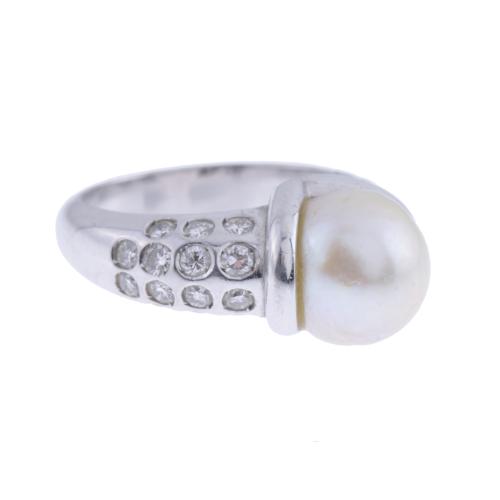 PEARL AND DIAMONDS RING.