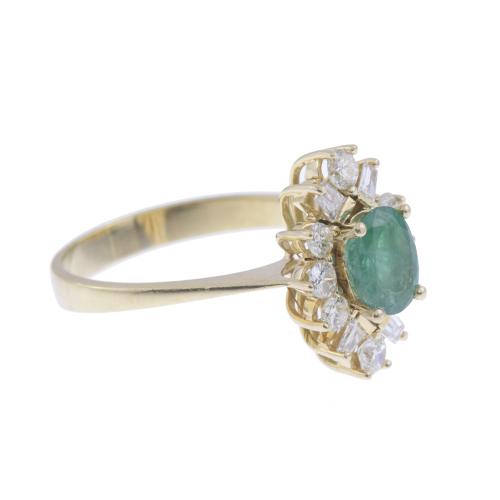 EMERALD AND DIAMONDS RING.