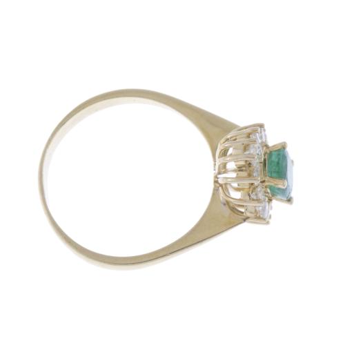 EMERALD AND DIAMONDS RING.