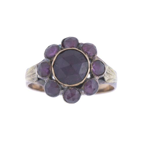 GARNETS ROSETTE RING, EARLY 20TH CENTURY.