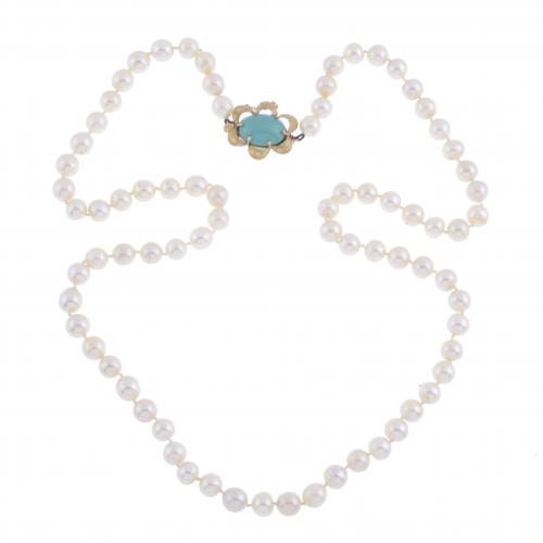 SET OF PEARLS AND TURQUOISE NECKLACE AND BRACELET.